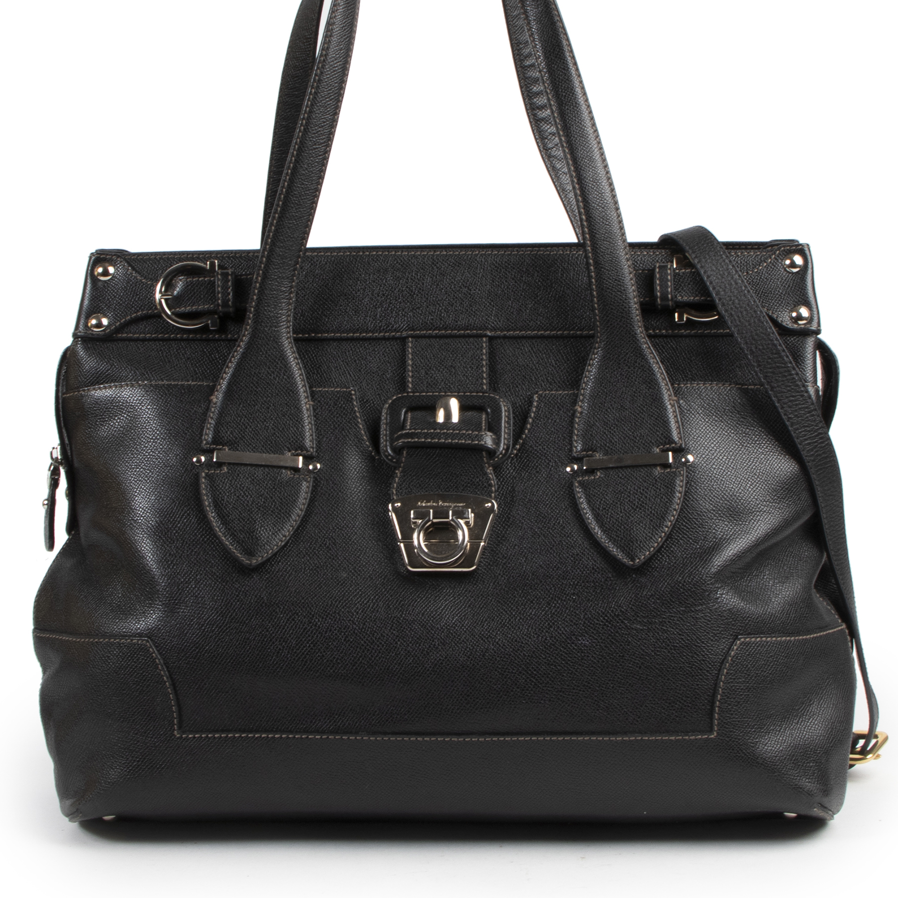 【関税&送料込】Salvatore Ferragamo Black Leather Medium Han Salvatore Ferragamo Black Leather Shoulder Bag ○ Labellov