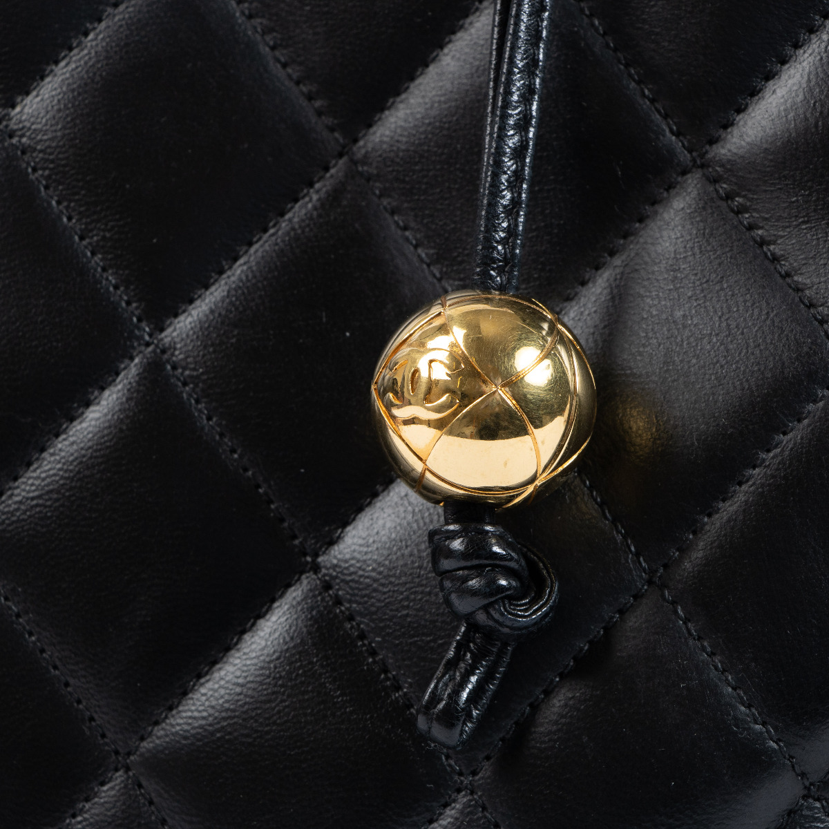 Chanel Black Leather Quilted Vintage Shoulder Bag ○ Labellov