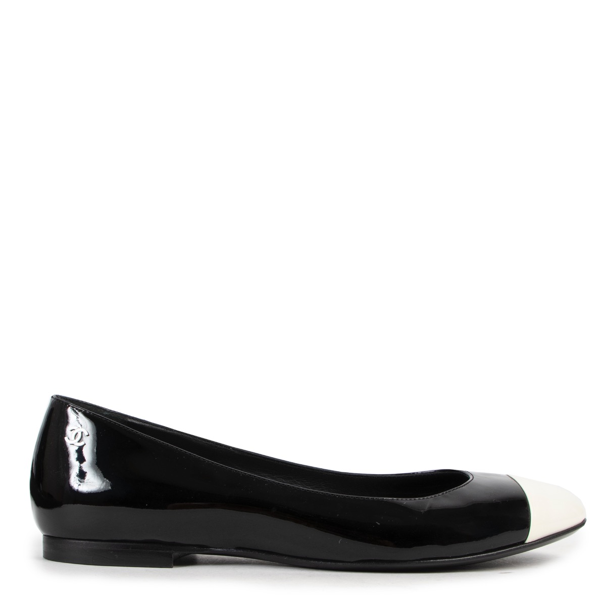 CHANEL - Two pairs of ballet flats: one in black satin a…