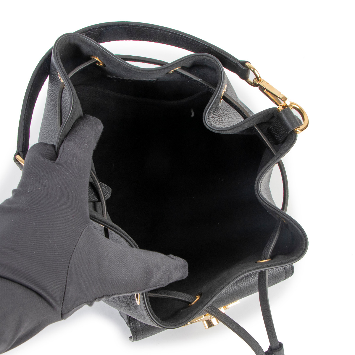 送料込◆希少品♪【LOUIS VUITTON】ロックミー bucket bag black Louis Vuitton Lockme Bucket Bag Calfskin Black/Pink SHW