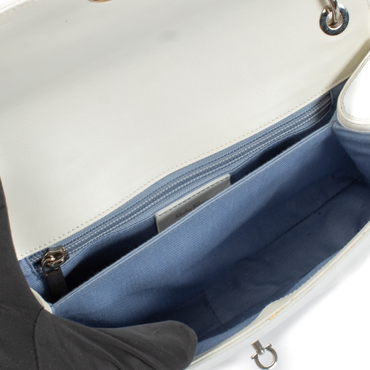 Salvatore Ferragamo ビジネスバッグ ホワイト SALVATORE FERRAGAMO Calfskin Quilted Gancini Top Handle Flap