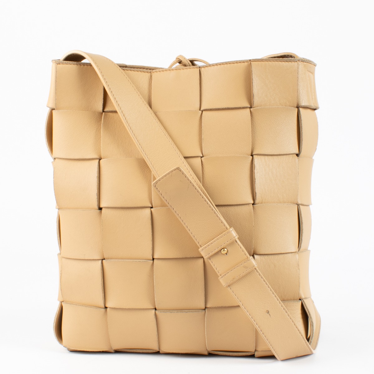 Bottega Veneta Beige Cassette Messenger bag ○ Labellov ○ Buy and