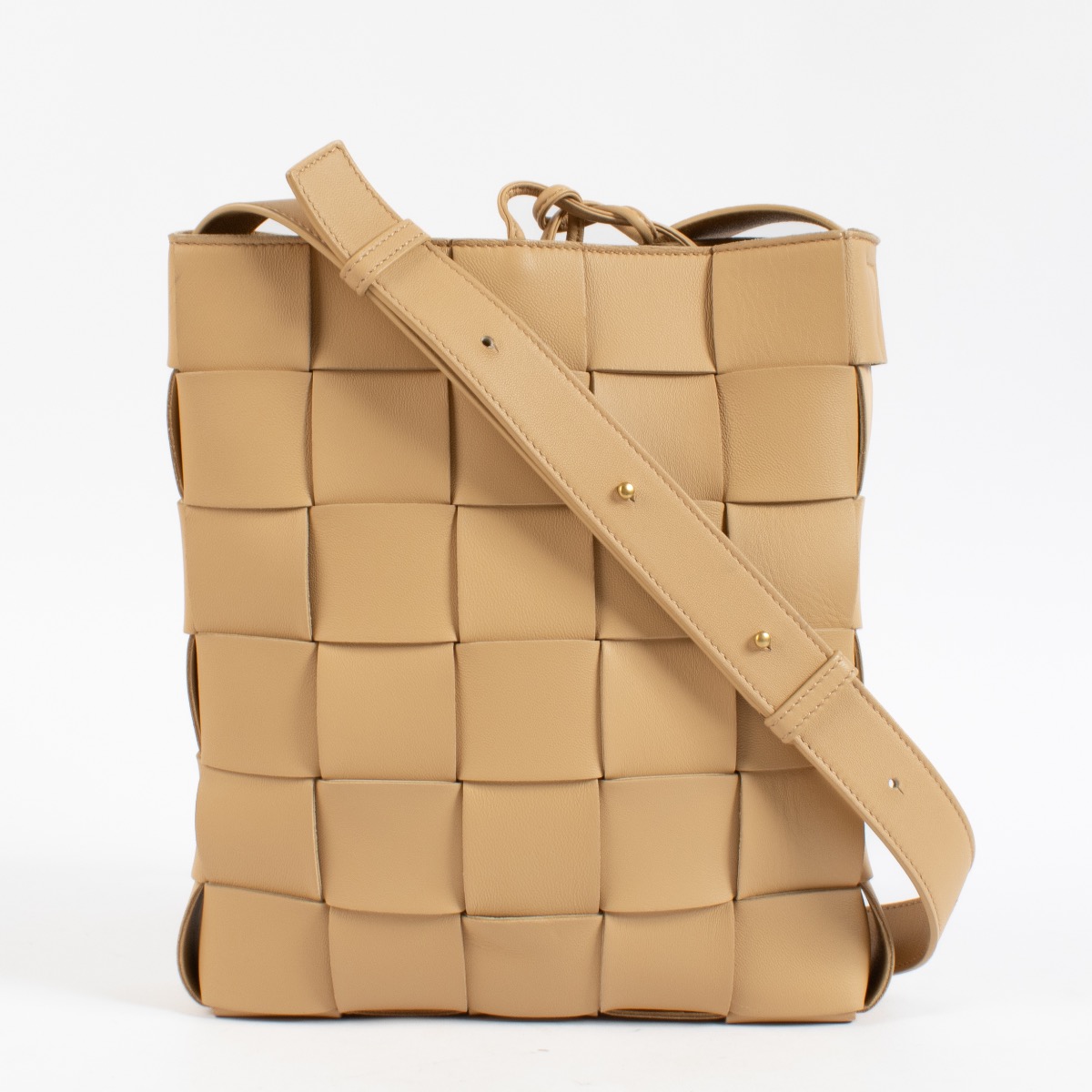 【BOTTEGA VENETA】CASSETTE MESSENGER BAG Black Cassette Intrecciato Leather Messenger Bag | BOTTEGA