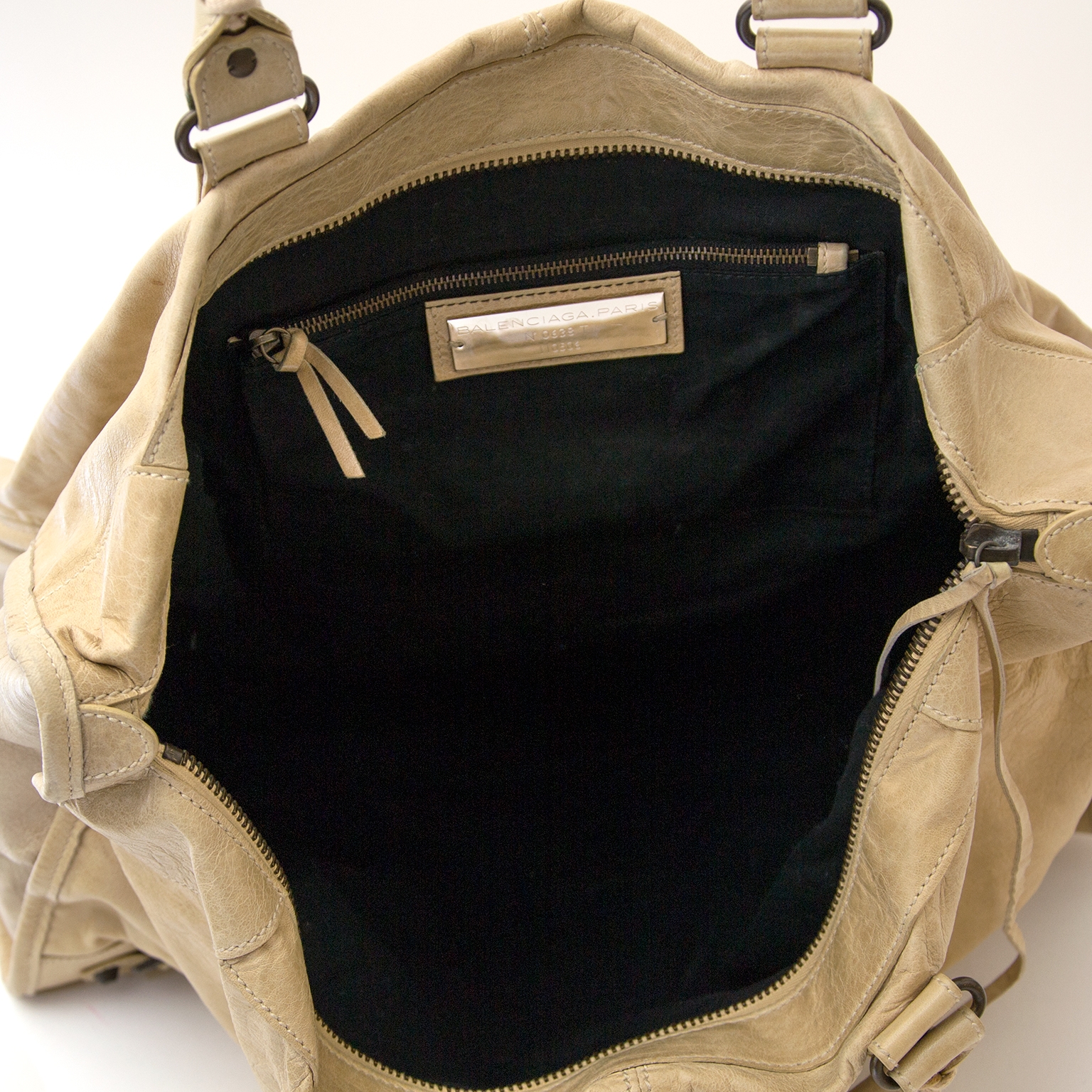 Balenciaga Beige Leather Weekender Bag ○ Labellov ○ Buy Balenciaga Beige Leather Weekender Bag ○ Labellov ○ Buy