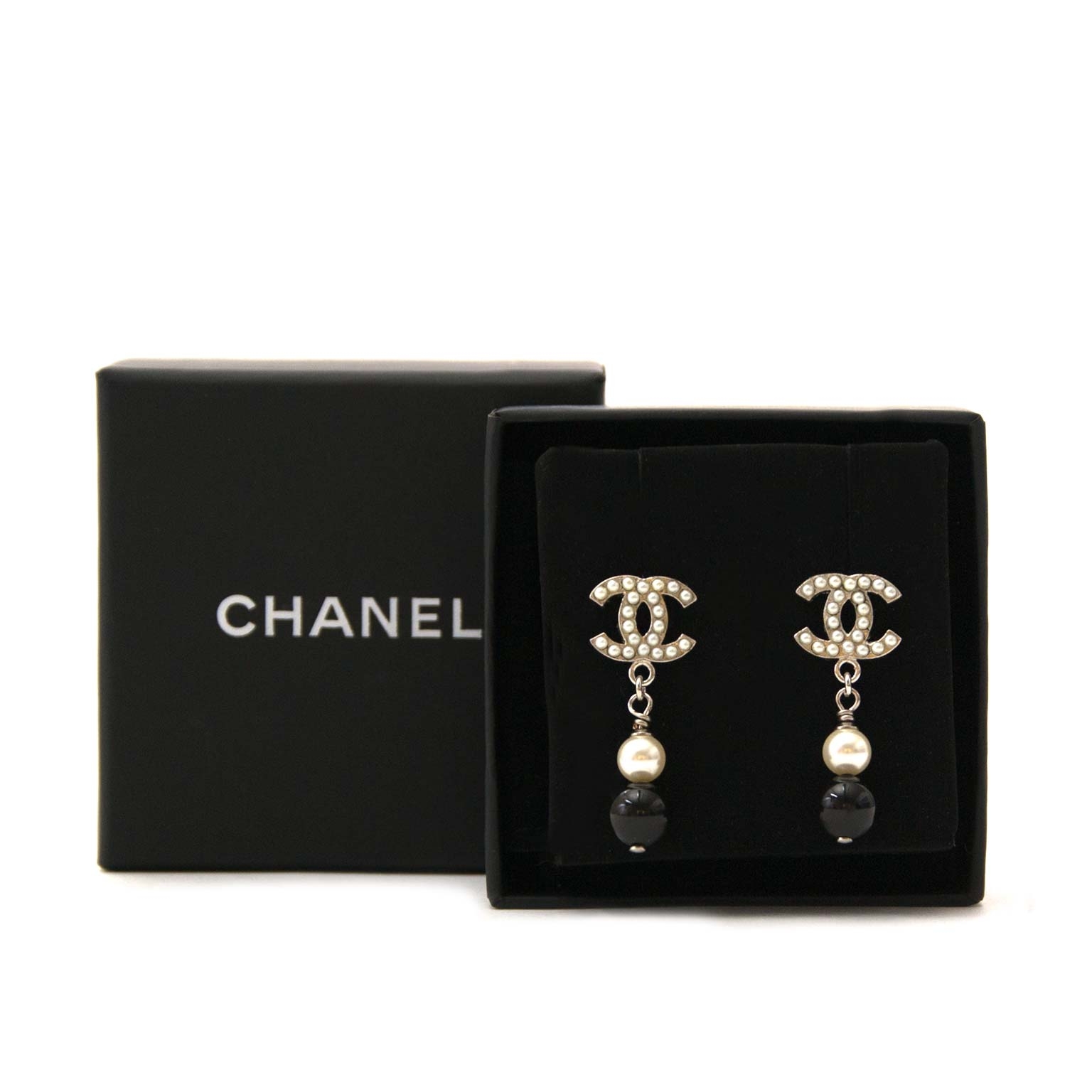 Chanel Pearl Drop CC Earrings ○ Labellov ○ Buy and Sell Authentic Luxury