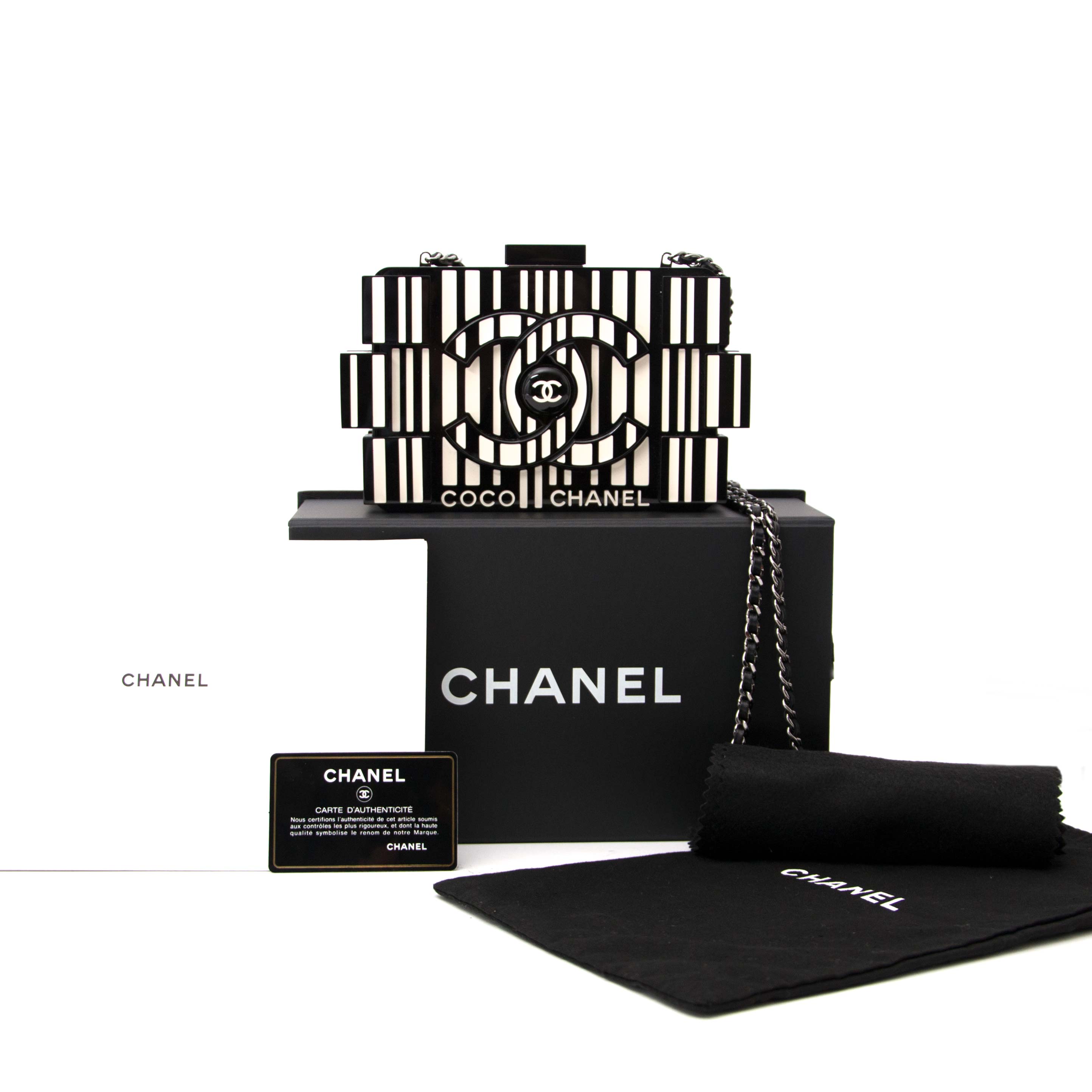 Chanel Runway White Pearl and Black Lego Clutch Plastic ref.269537