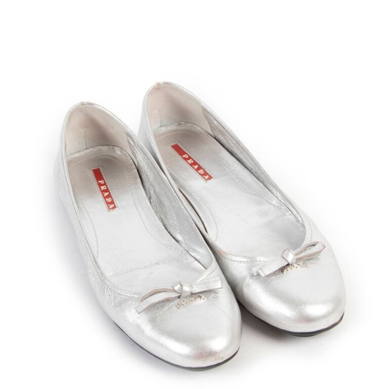 golf chokerende Hub Prada Silver Ballerina Flats - Size 37,5 ○ Labellov ○ Buy and Sell  Authentic Luxury