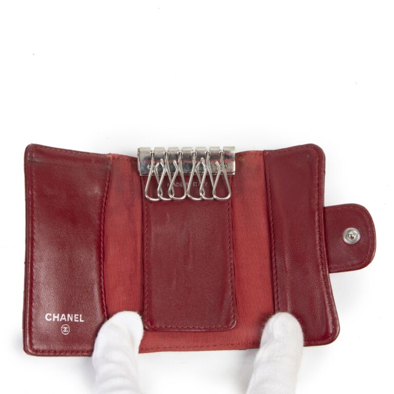 Chanel caviar key holder store