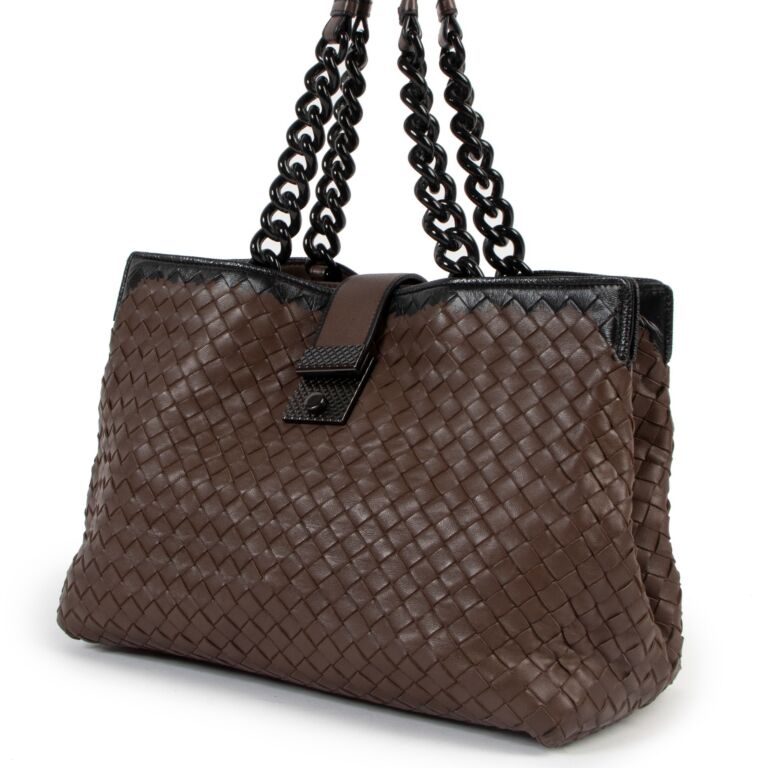 【関税&送料込】Bottega Veneta Dark Brown Leather Intrecciat Bottega Veneta® Men's Intrecciato Half Zipped Pouch in Black