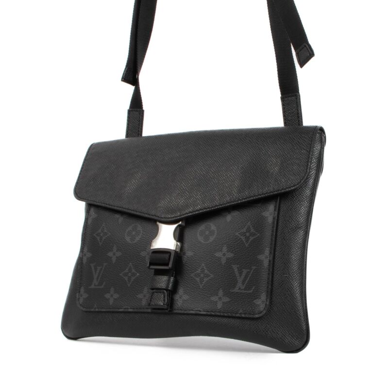 Outdoor outlet flap messenger
