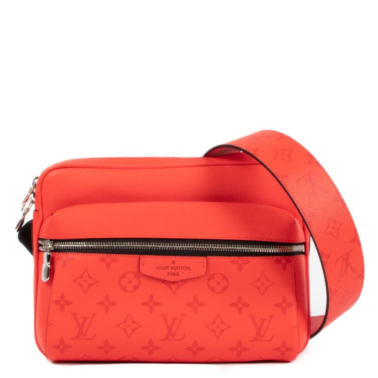 Louis Vuitton LV Taigarama red outdoor messenger Leather ref.492171 - Joli  Closet