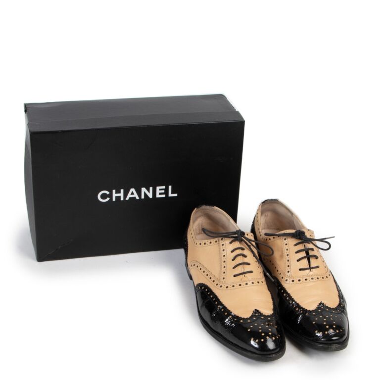 Chanel Brogues Spectator Flats Size 40 Labellov Buy and Sell Authentic Luxury