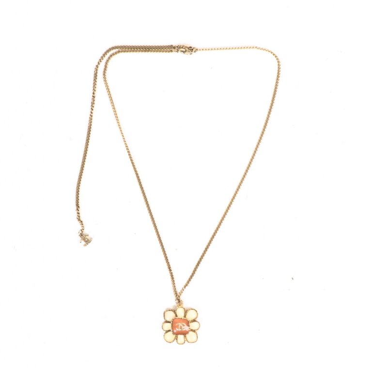Chanel necklace flower shop