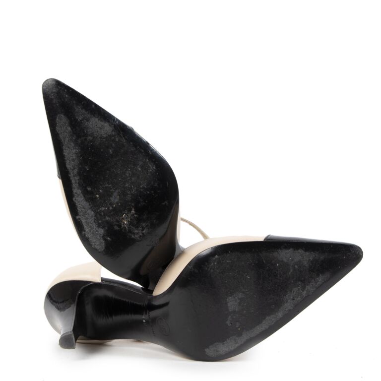 CHANEL ブラック エナメル ヒール　EU 38.5 Chanel Black Round Toe Heels with Silver CC Logo Detail Size
