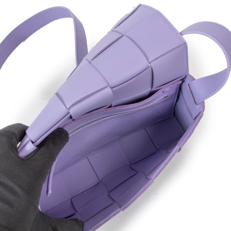 Bottega Veneta Wisteria Leather Cassette Crossbody Bag ○ Labellov