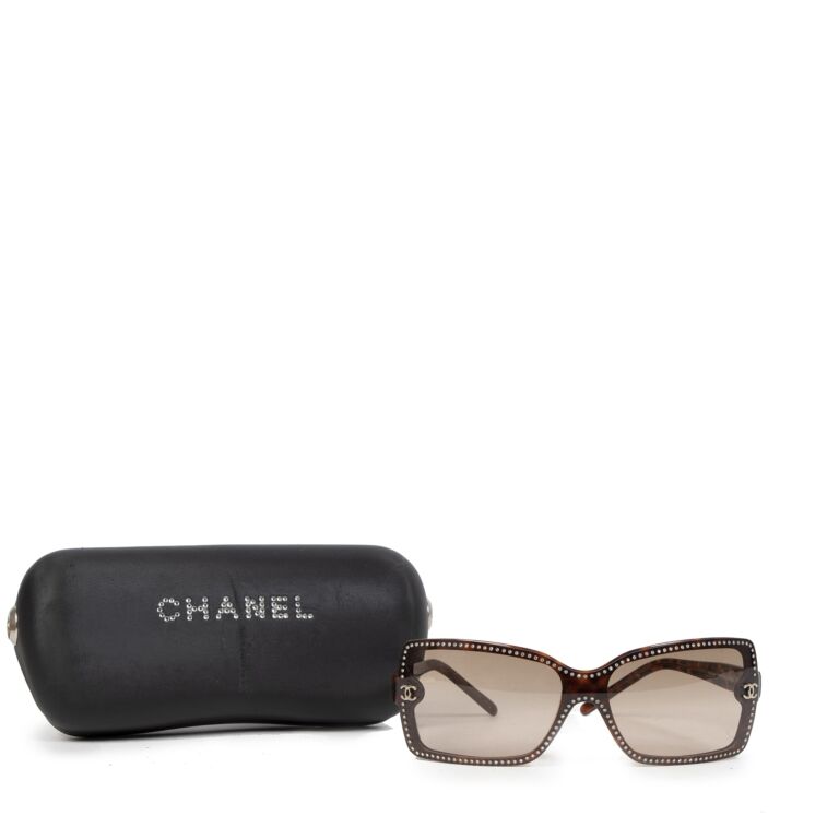 Chanel Silver Metal 4192 Aviator Sunglasses Quilted Leather Sleeves For  Sale at 1stDibs  chanel sunglasses with leather sides, chanel aviator  sunglasses, chanel sunglasses leather arms