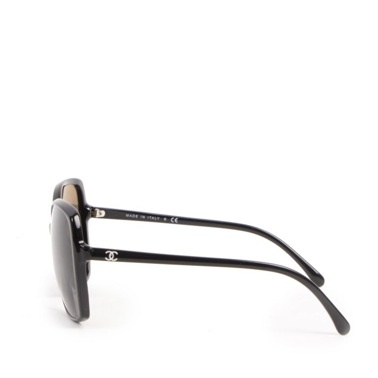 Donyale Oversized Sunglasses in Black by LINDA FARROW – LINDA FARROW (U.S.)