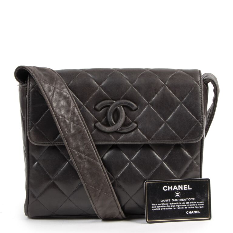Chanel Spring/Summer 2022 Black Lambskin Heart Clutch With Chain ○ Labellov  ○ Buy and Sell Authentic Luxury