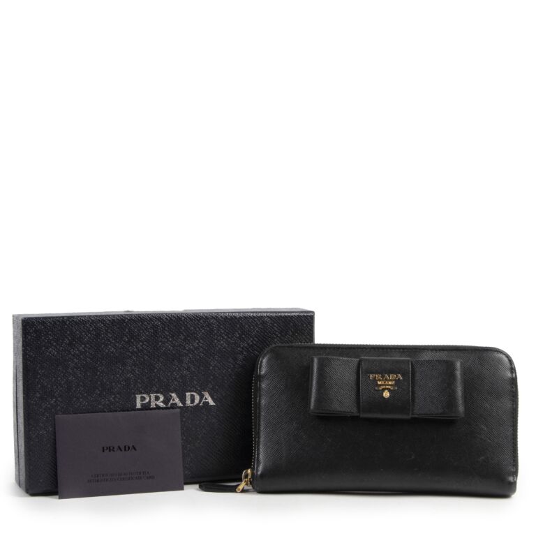Prada saffiano shop medium wallet