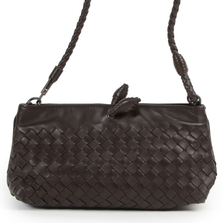 BOTTEGA VENETA★Pochette Intrecciato Bottega Veneta Beige Intrecciato Woven Pochette ○ Labellov