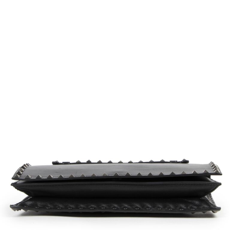 Valentino Garavani All Black Rockstud Clutch ○ Labellov