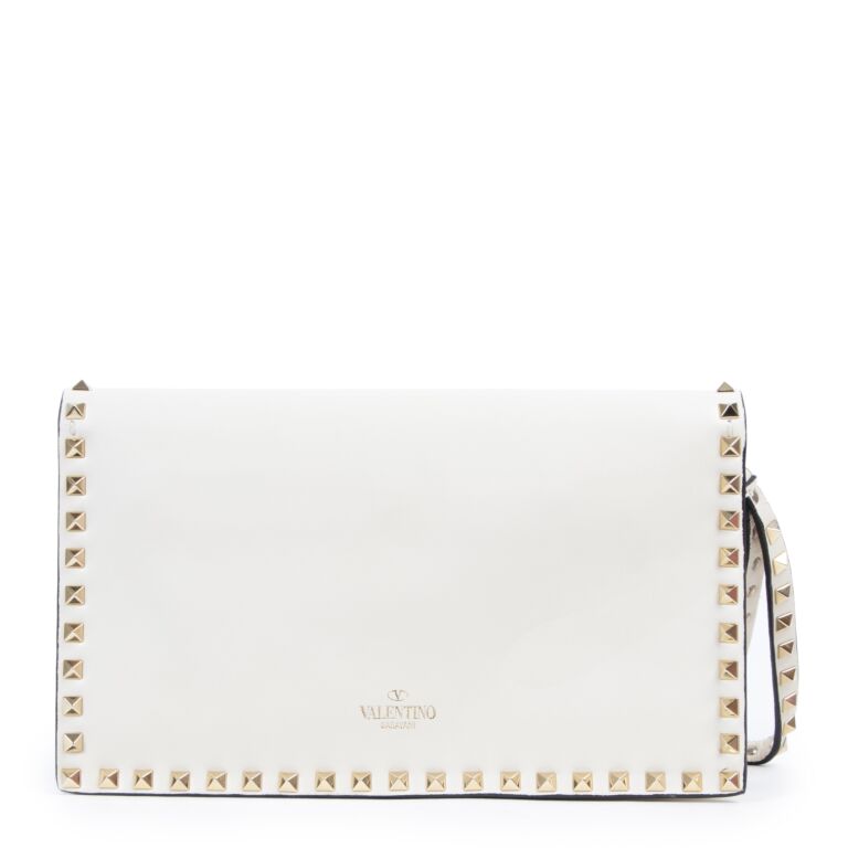 Valentino Garavani Cream Rockstud Clutch ○ Labellov ○ Buy