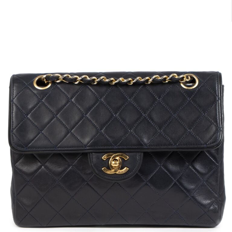 Shop second hand Chanel Flap bags  Étoile Luxury Vintage – l'Étoile de  Saint Honoré