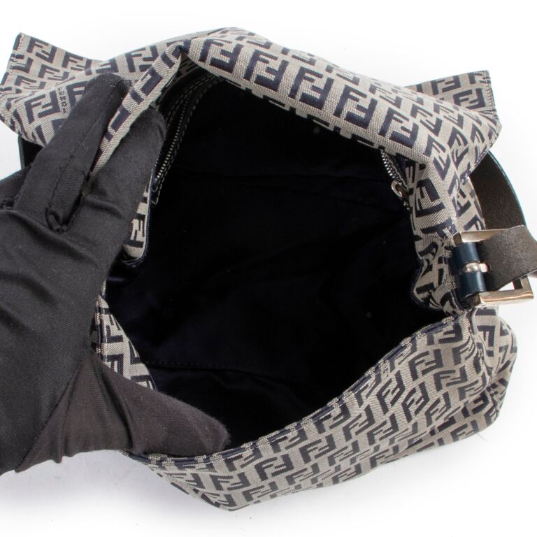 バッグ FENDI LOGO PLATE NYLON SHOULDER BAG Fendi // Black Nylon Baguette Logo Bag – VSP Consignment