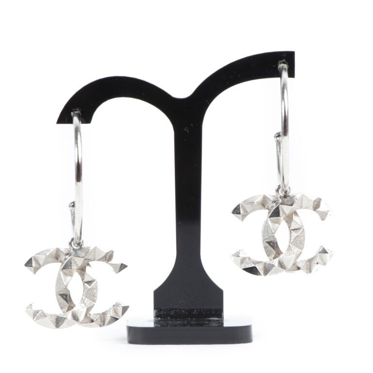 【品格の象徴】【CHANEL】Hoop Earrings l Diamantes Chanel 22B Crystal Pearl CC Drop Pearly White Knocker Hoop