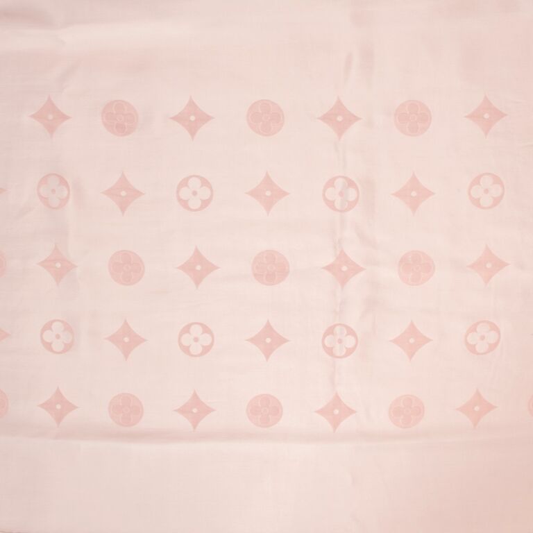 Châle monogram silk scarf Louis Vuitton Pink in Silk - 30421225