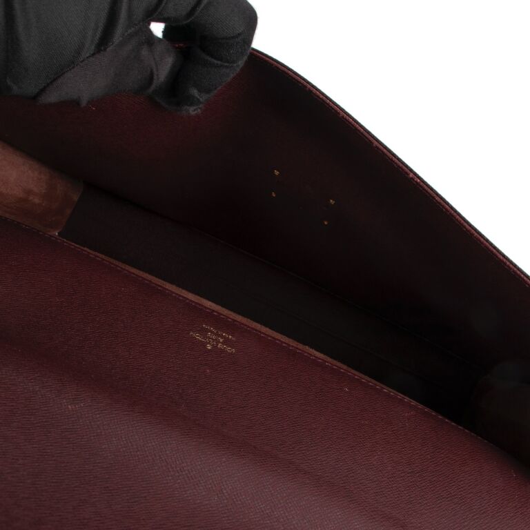 Louis Vuitton Serviette Kourad Acajou Taiga Leather