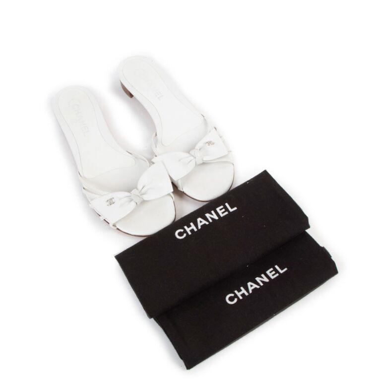 Chanel on sale white slippers
