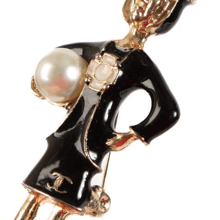 CHANEL CC Logo Brooch 2021 Cruise Collection Gold Pearls Crystals & Black  Enamel Pin - Chelsea Vintage Couture