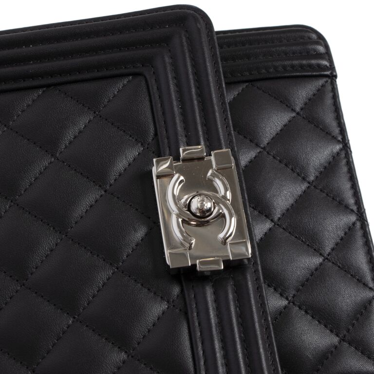 Chanel boy 2025 vertical