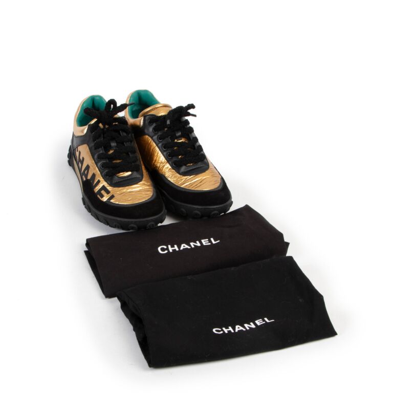 【ブラックにゴールドが映える】CHANEL スニーカー Chanel Black & Gold Sneakers - size 39 ○ Labellov ○ Buy