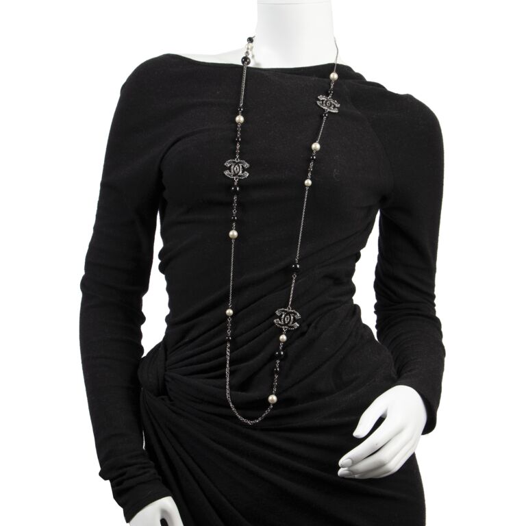 Chanel Black & White Pearl CC Long Necklace ○ Labellov ○ Buy and