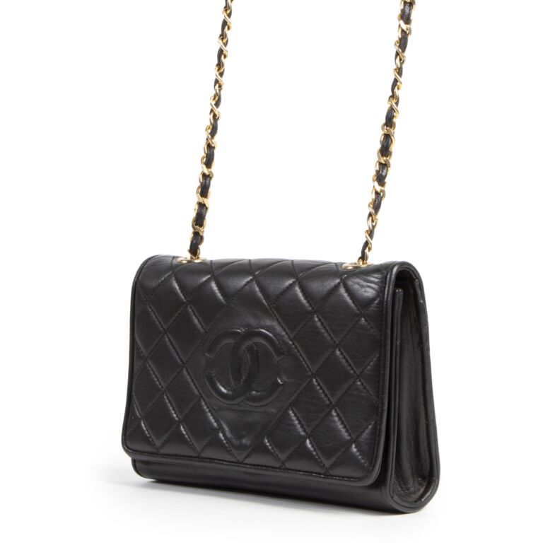 Chanel Black Quilted Shoulder Bag ○ Labellov ○ Buy and Sell Authentic Luxury