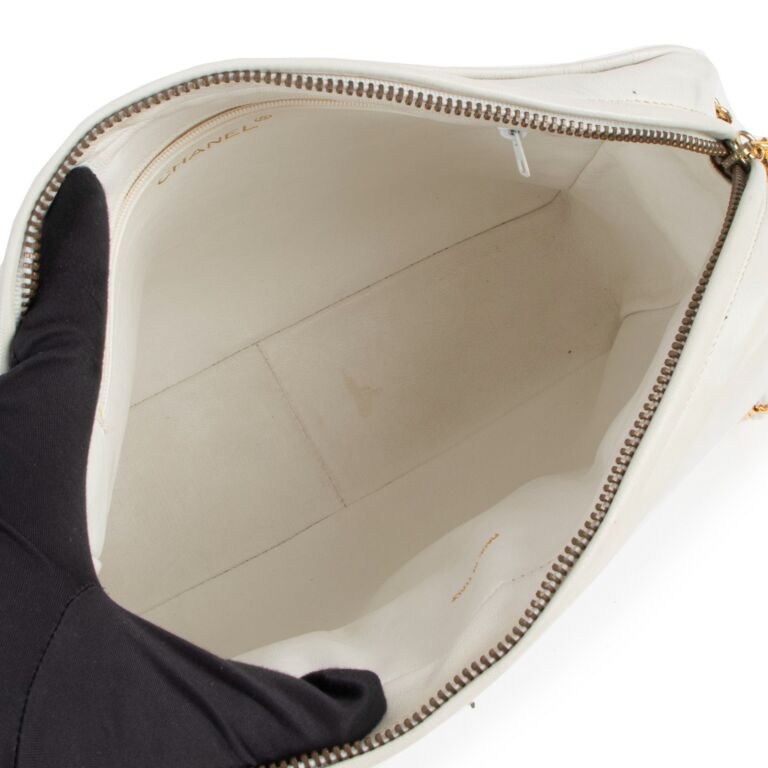 Chanel white quilted shoulder outlet bag