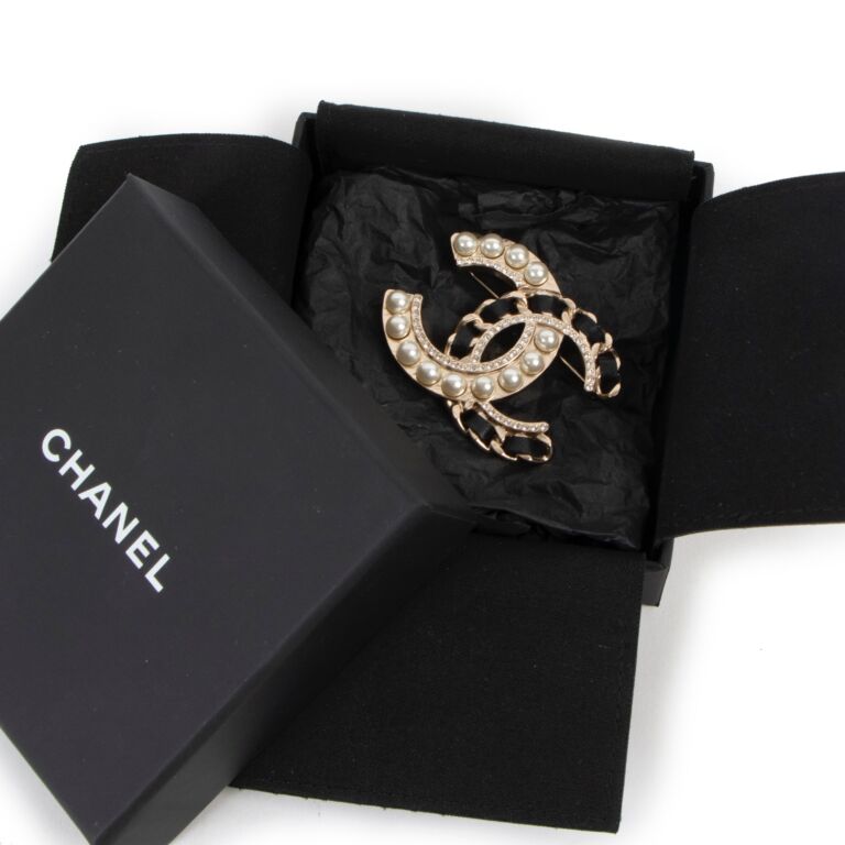 Chanel Cruise 2019 Pale Gold Interlocking CC Brooch Labellov