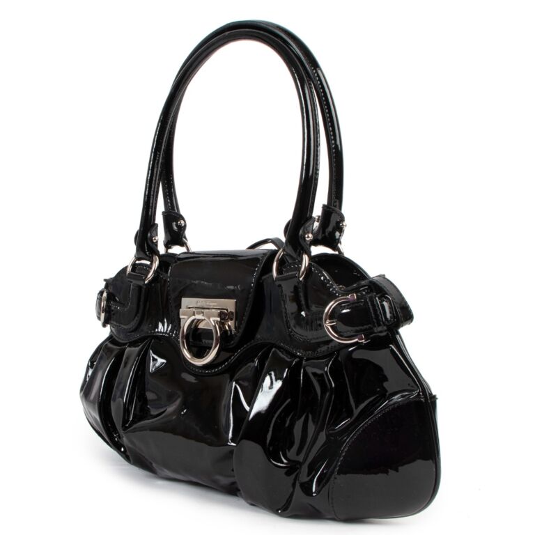 超人気の雑貨店 Salvatore Ferragamo Black Patent Leather Marisa Shoulder Bag ジャケット・アウター