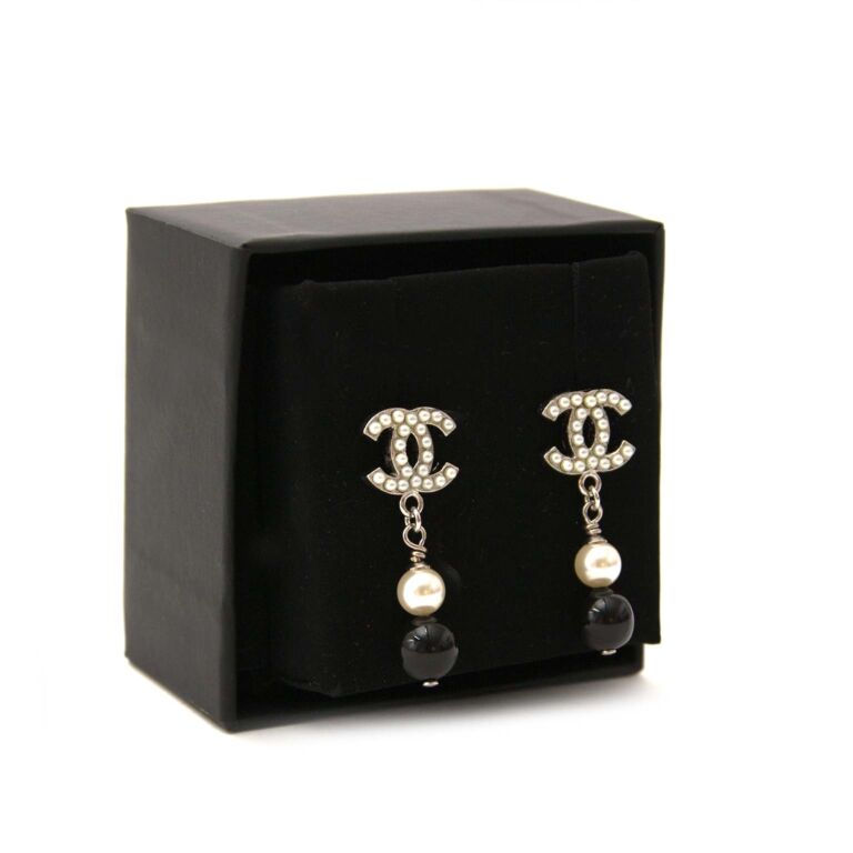 Chanel Pearl Drop CC Earrings ○ Labellov ○ Buy and Sell