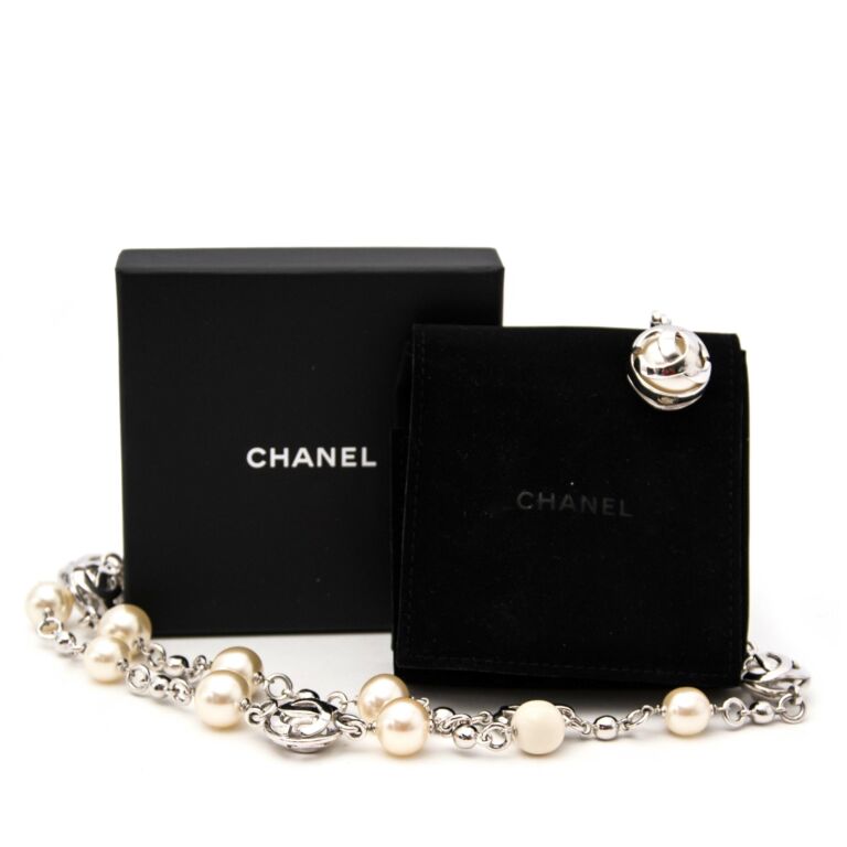 Chanel Silver and Pearl Belt Necklace ○ Labellov ○ Buy and Sell