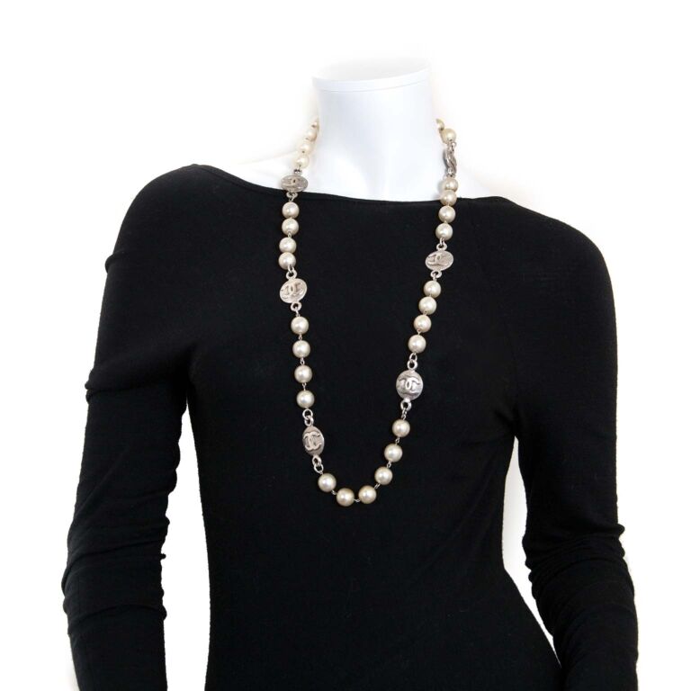 chanel black and white pearls necklace