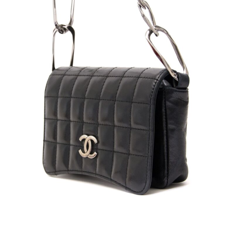 Chanel Black Quilted Shoulder Bag ○ Labellov ○ Buy and Sell