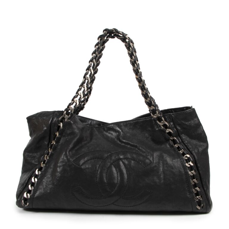 Chanel black chain shoulder bag clearance