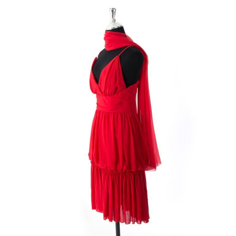 Mimi dArcangues in Chanels vibrant red ensemble of slimfitting dress  short jacket and hat 1960  Fashion 1960s fashion Retro fashion