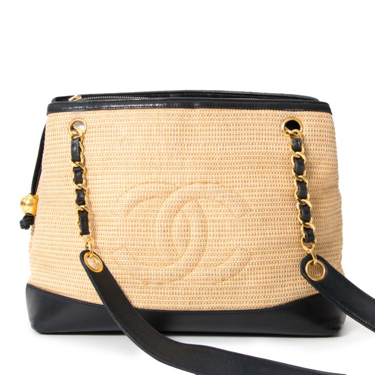 VINTAGE CHANEL CC PINK WOVEN RAFFIA STRAW CROSSBODY BAG