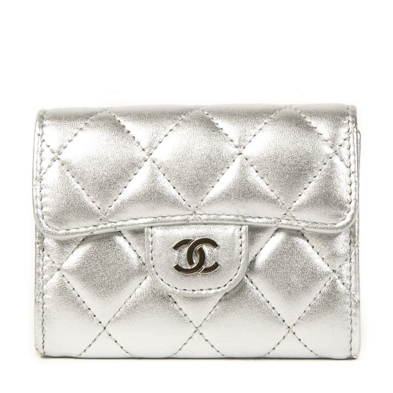 Chanel Metallic Silver Quilted Leather Coins Wallet ○ Labellov ○ Buy and Sell Authentic Luxury Chanel Metallic Silver Quilted Leather Coins Wallet ○ Labellov ○ Buy and Sell Authentic Luxury