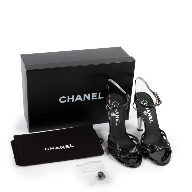 Chanel Black patent chain sandals Patent leather ref.540998 - Joli