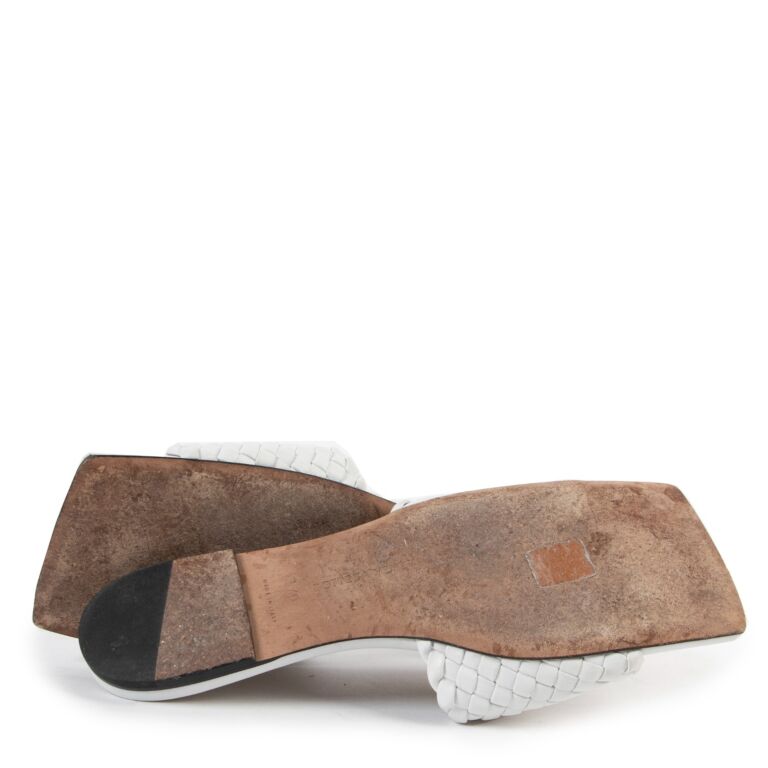 【BOTTEGA VENETA】Flat Sandals/追跡+関税+全国送料込み Bottega Veneta Dot Flat Sandals in Black | FWRD